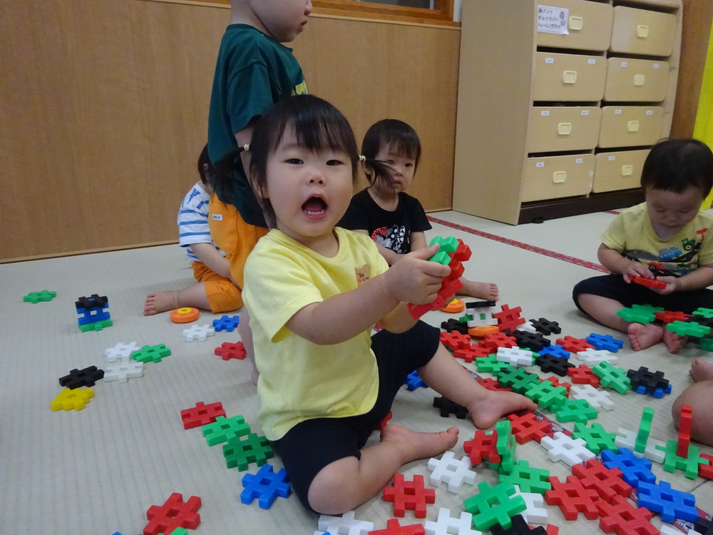 ブロックで遊ぶ子ども (1)