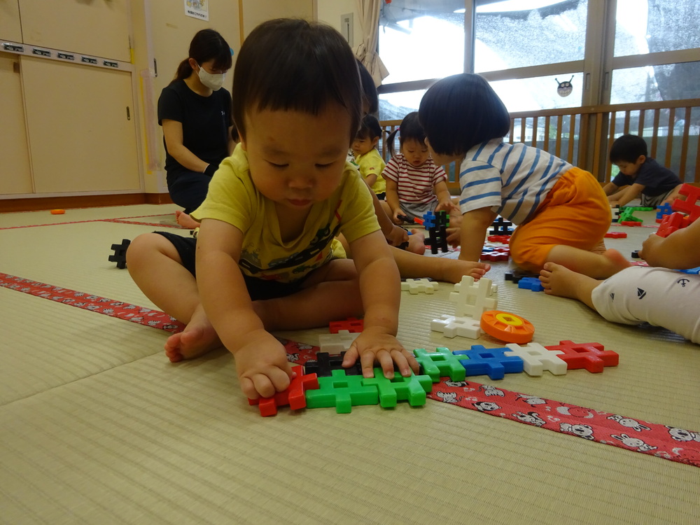 ブロックで遊ぶ子ども (2)