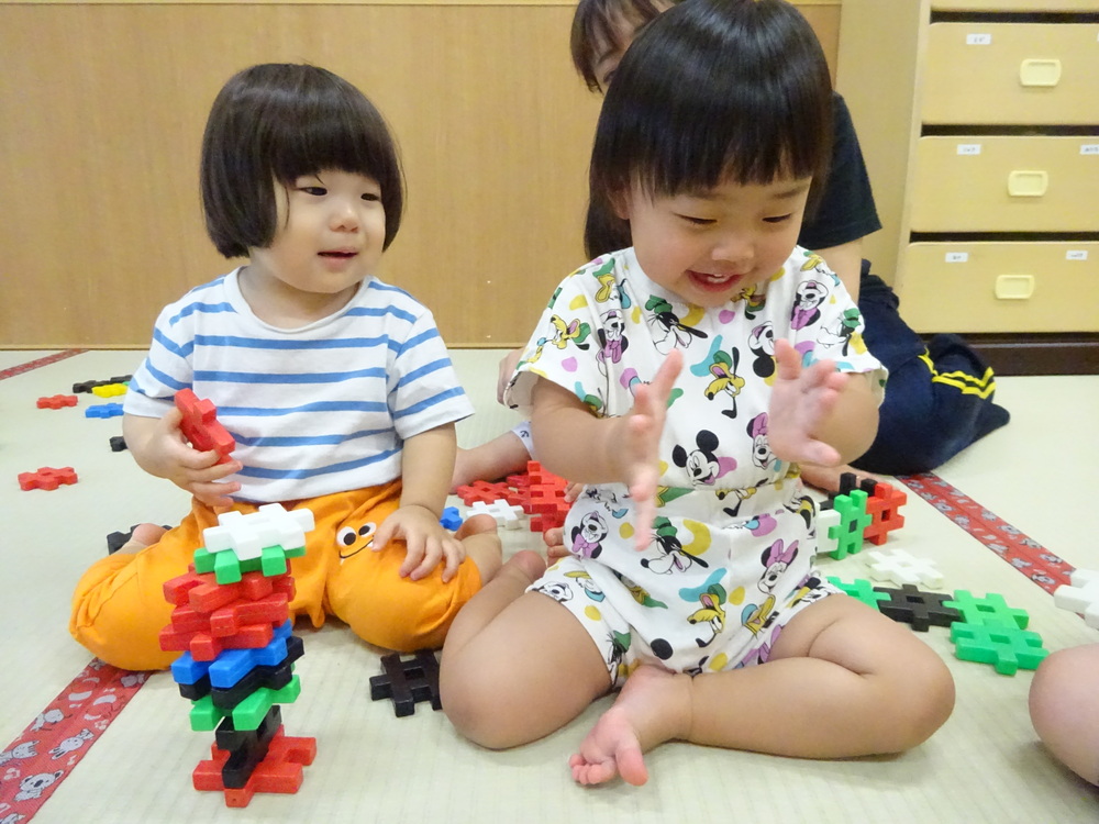 ブロックで遊ぶ子ども (3)