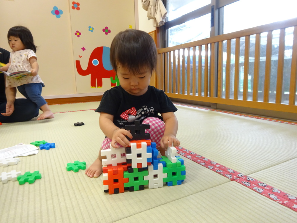 ブロックで遊ぶ子ども (4)