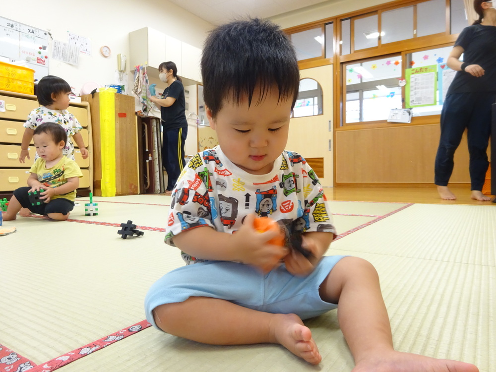 ブロックで遊ぶ子ども (5)