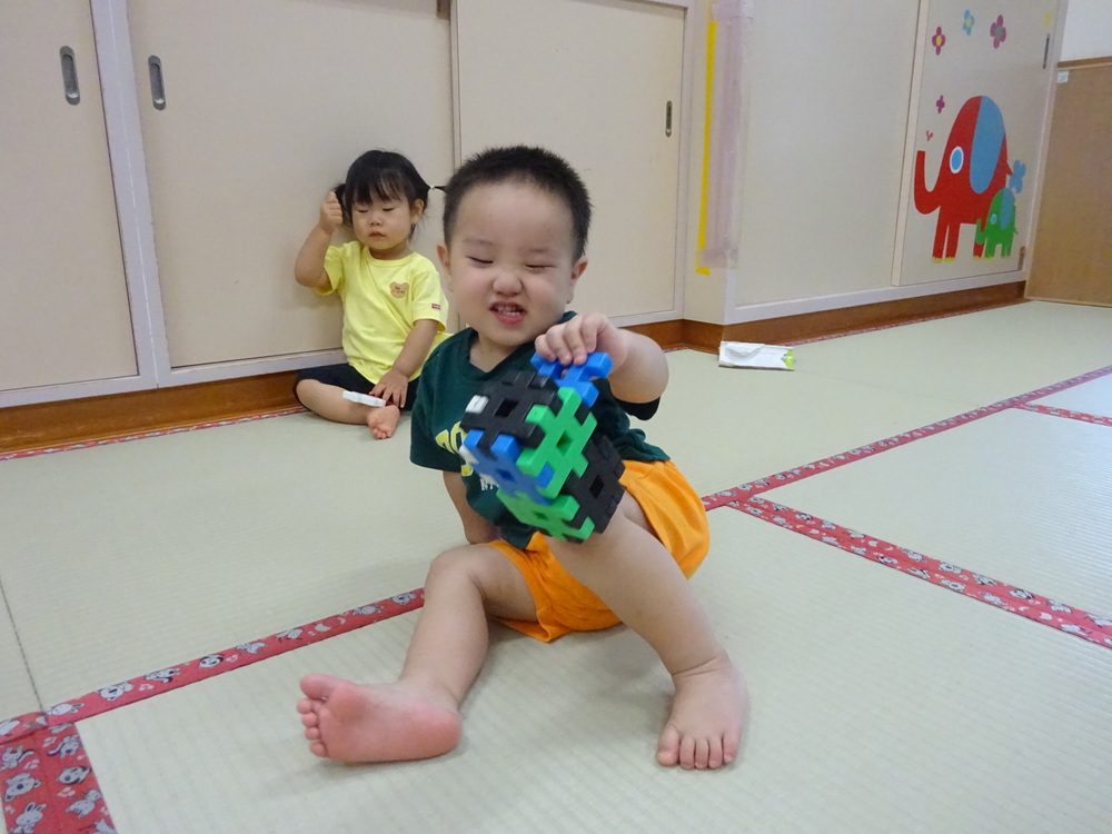 ブロックで遊ぶ子ども (6)