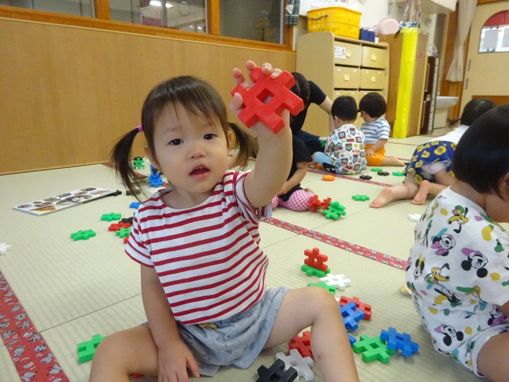 ブロックで遊ぶ子ども (7)