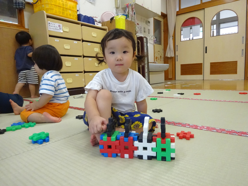ブロックで遊ぶ子ども (8)