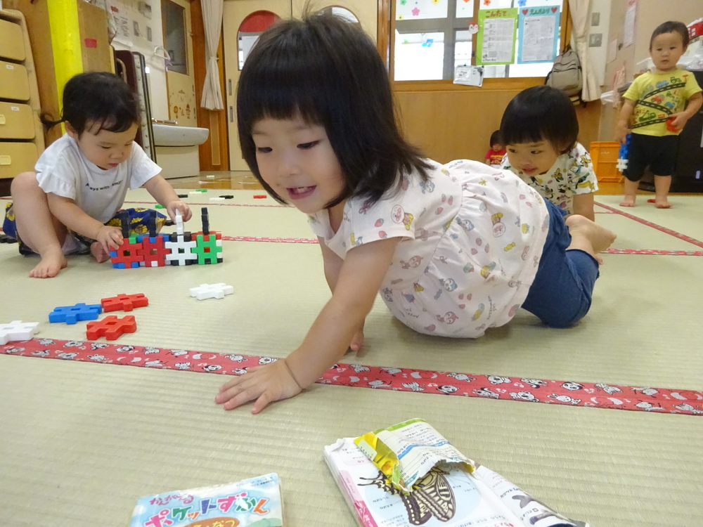 ハイハイをしている子ども