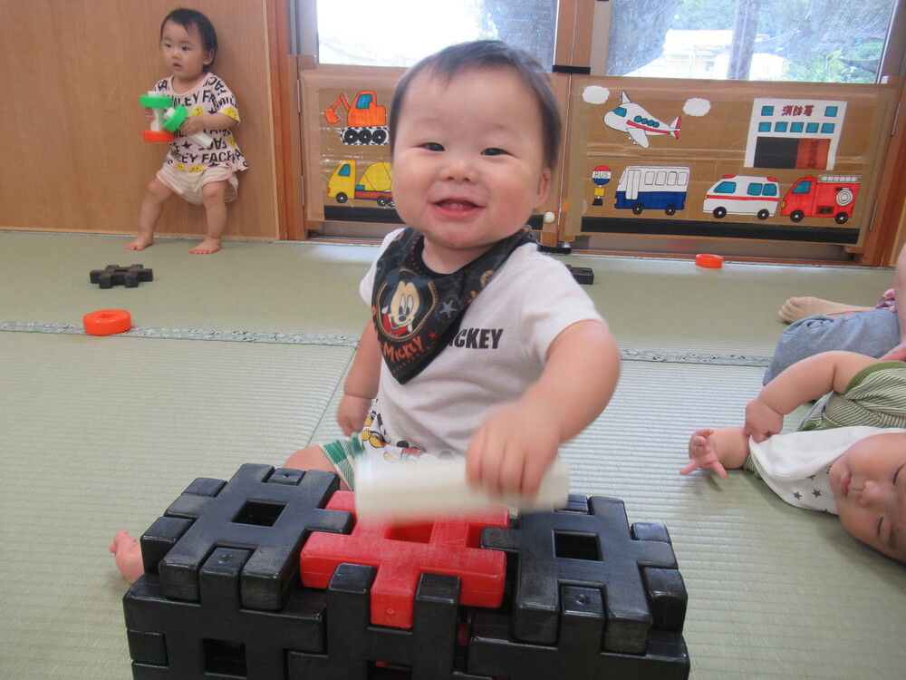 井形ブロックを楽器のようにして遊んでいる 子ども