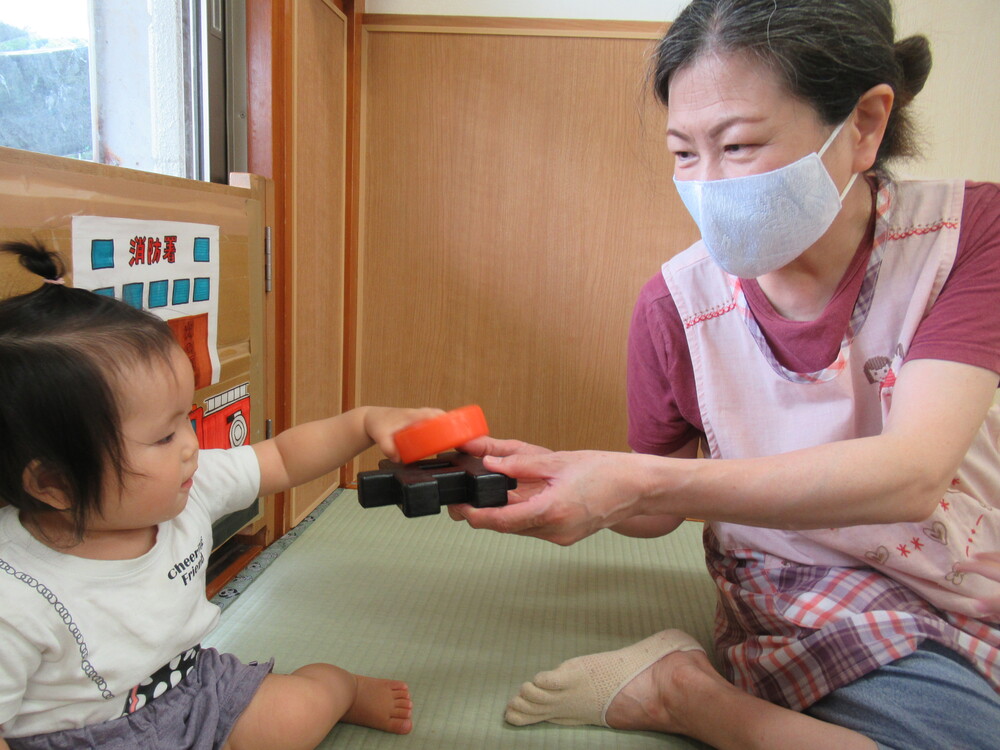 井形ブロックで遊んでいる 