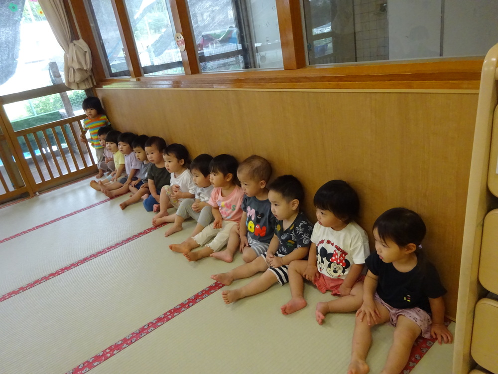 きゅうりの観察をする子ども (1)
