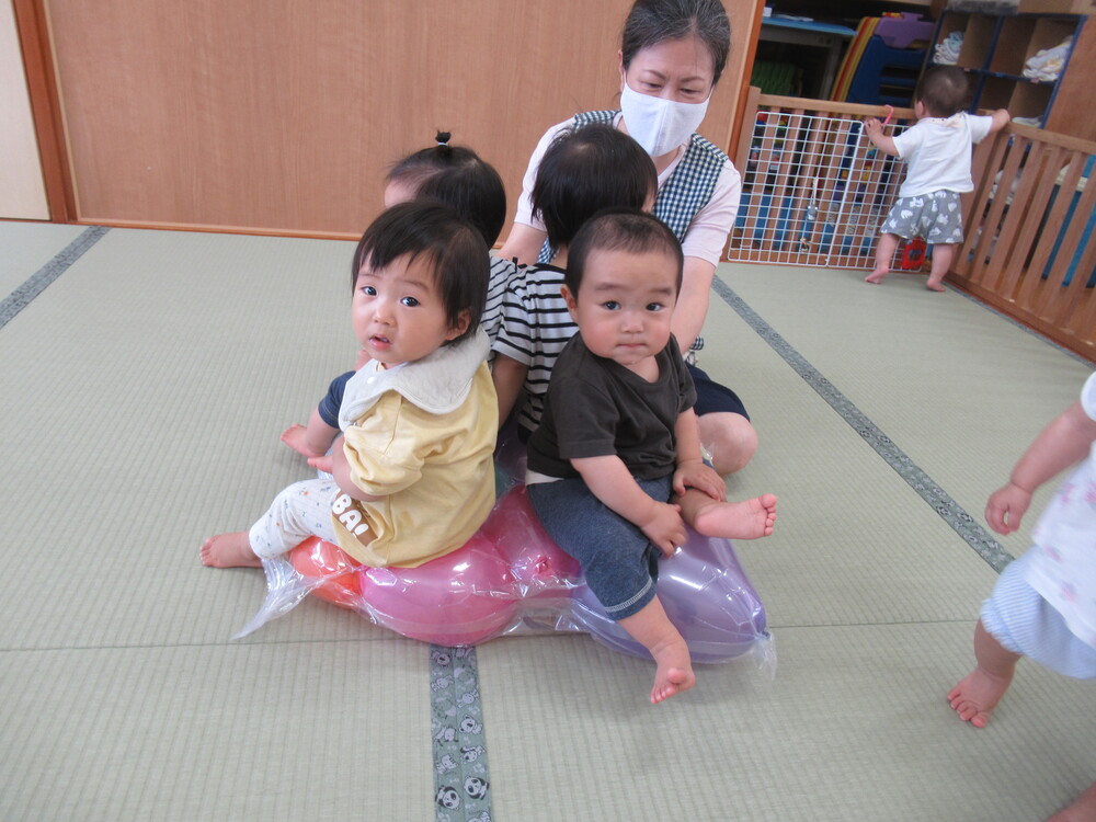 バルーンベットで遊ぶ子ども たち