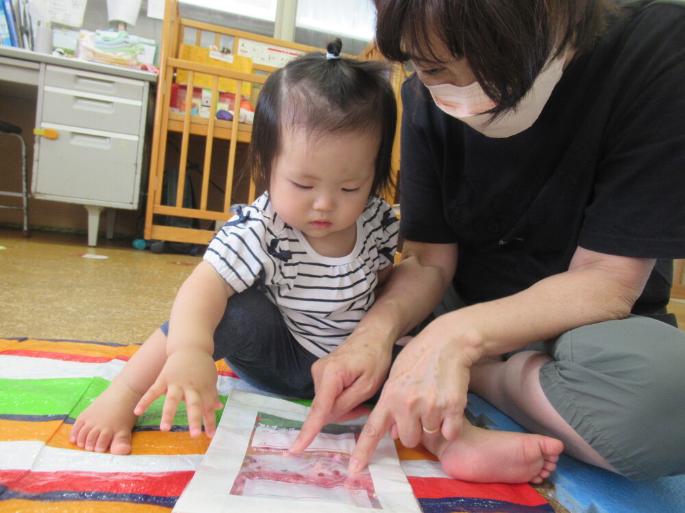 センサリーバックで遊ぶ子ども 