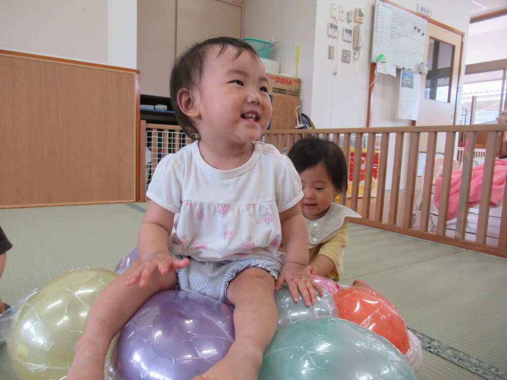 バルーンベットで遊ぶ子ども 