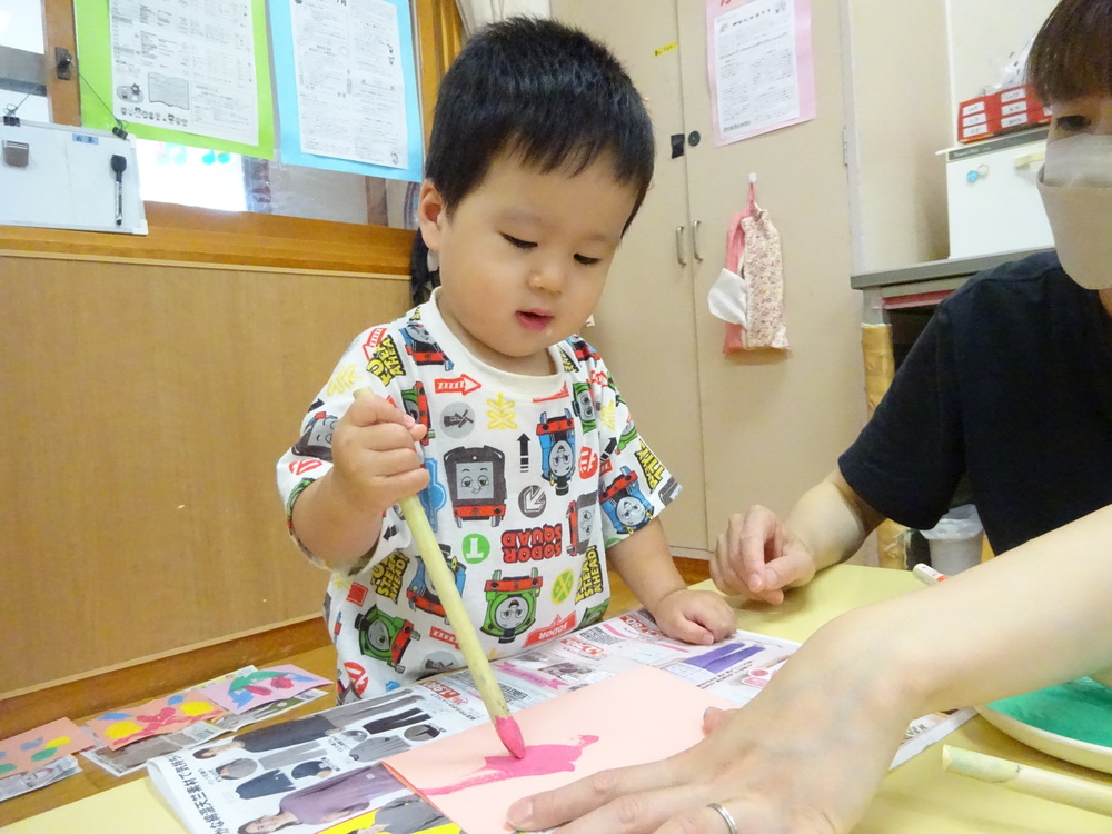 絵の具を塗っている子ども
