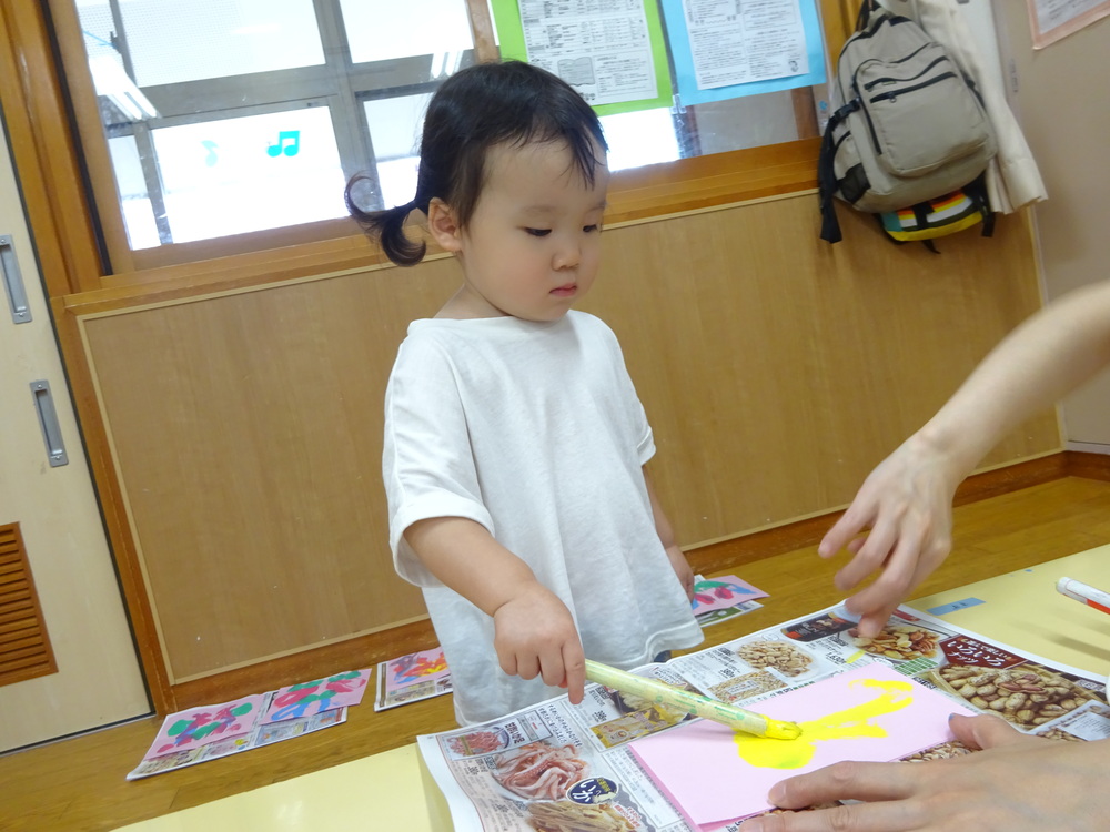 絵の具を塗っている子ども (2)