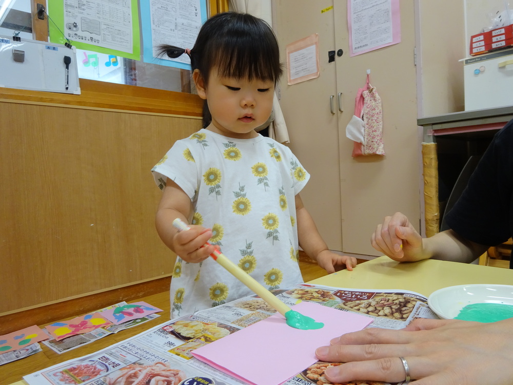絵の具を塗っている子ども (3)