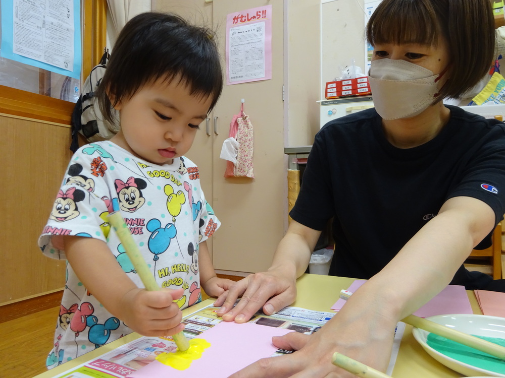 絵の具を塗っている子ども (5)