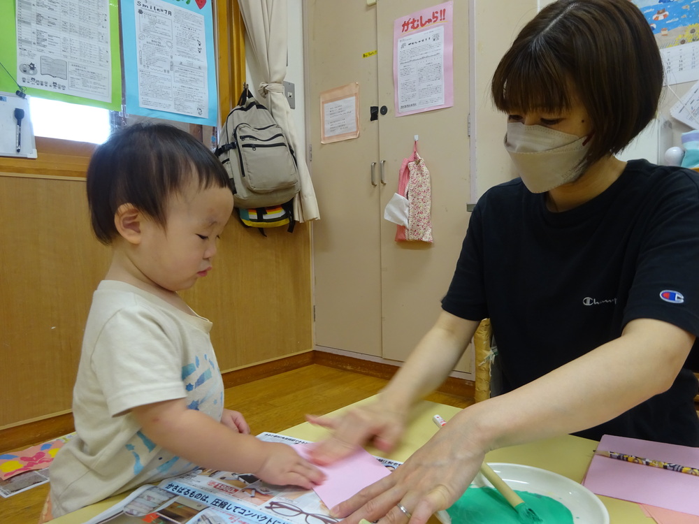 デカルコマニーをしている子ども