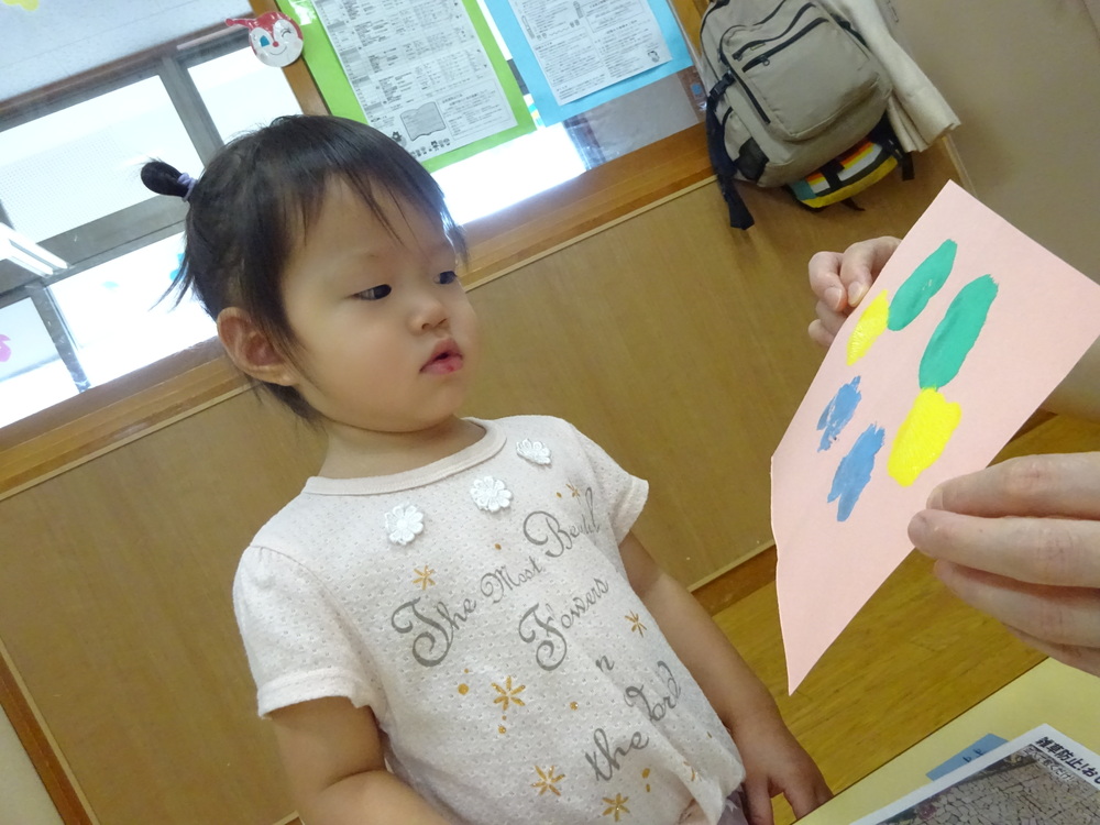 完成したものを見ている子ども (3)