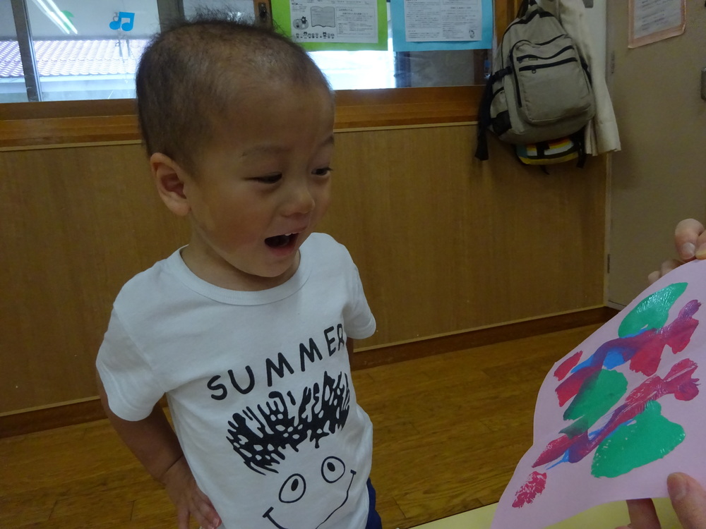 完成したものを見ている子ども (4)