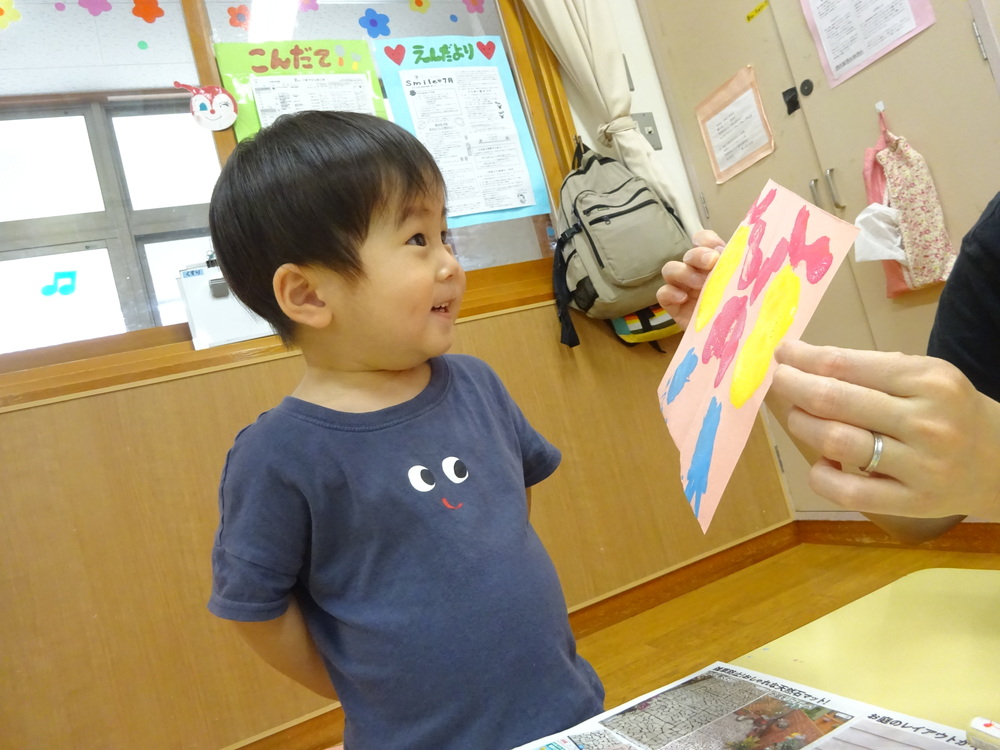 完成したものを見ている子ども