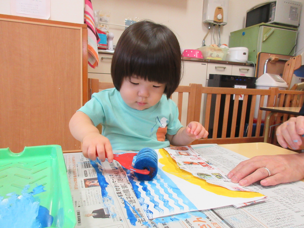 ローラーで絵の具を塗っている様子