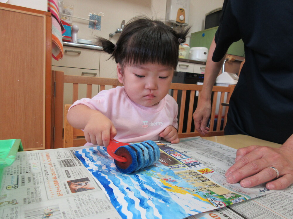 ローラーで絵の具を塗っている様子