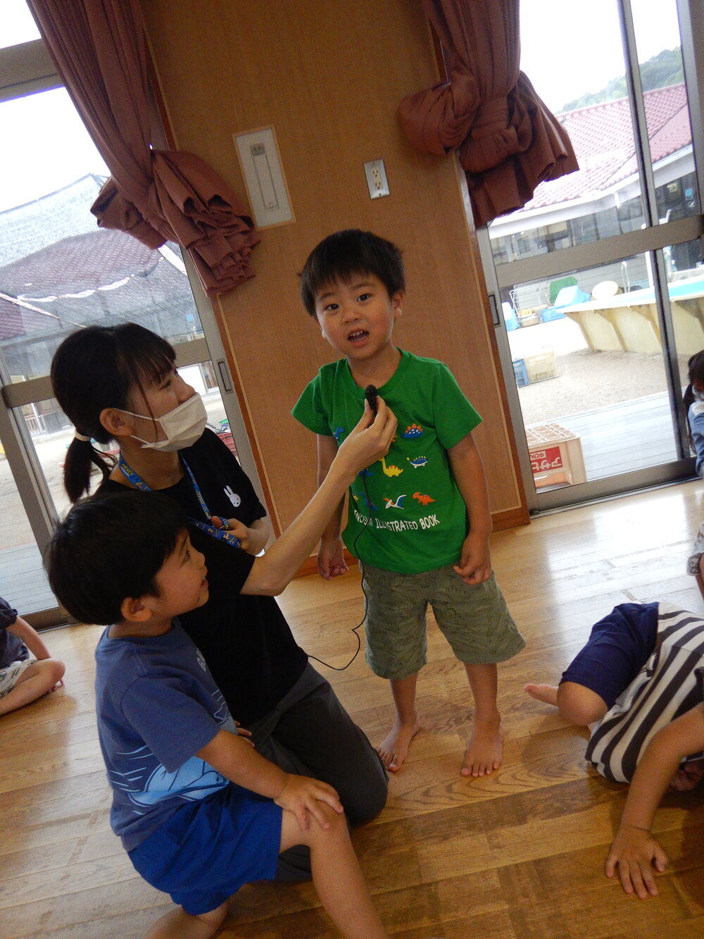 発表を見た感想を言う男の子