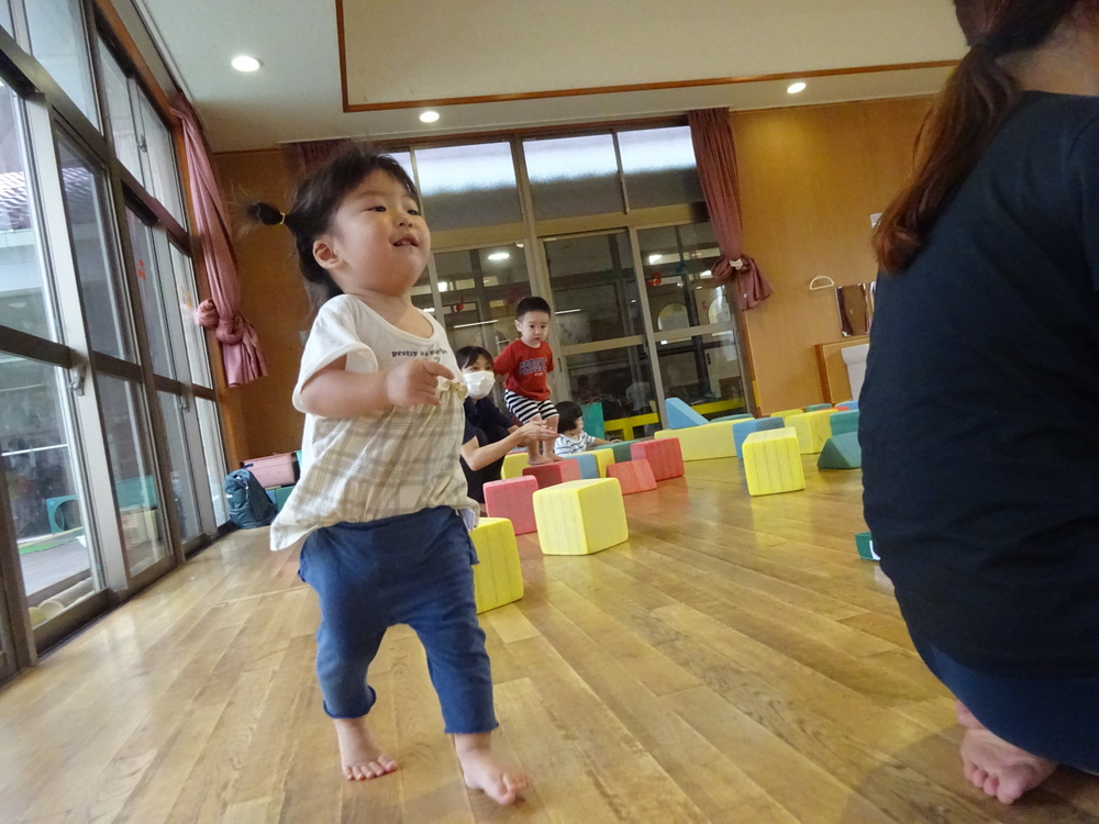 走って遊ぶ様子