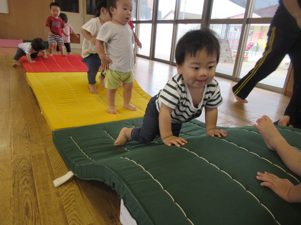 遊戯室で遊んでいる (2)