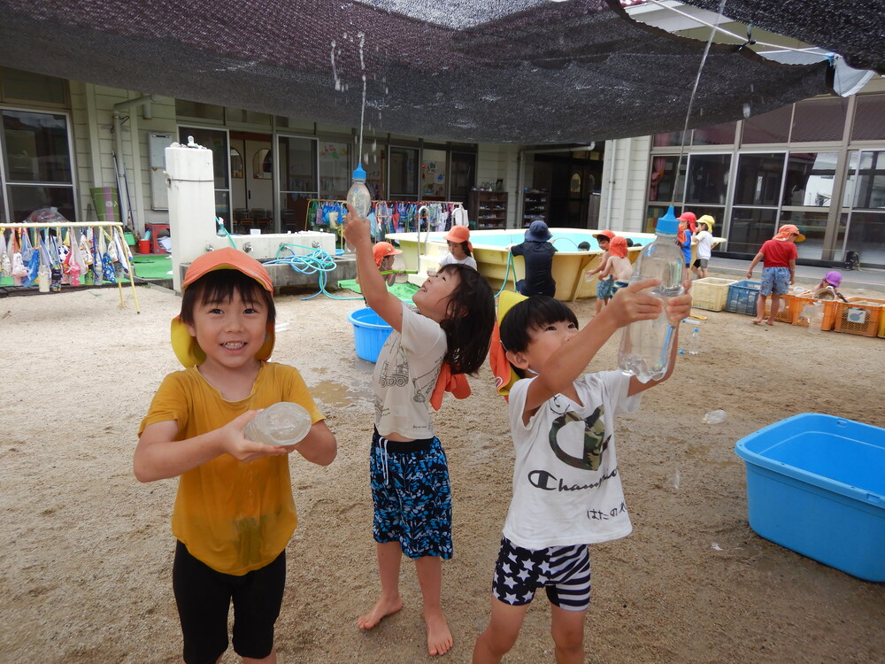 水鉄砲で遊んでいる