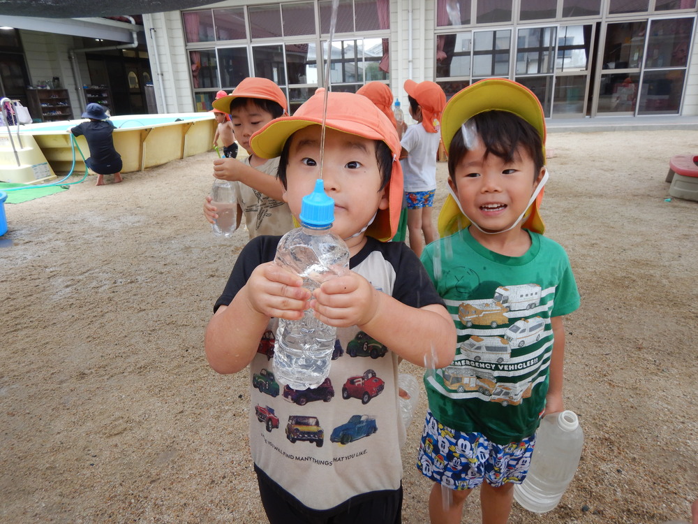 水鉄砲で遊んでいる