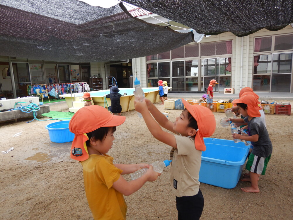 水鉄砲で遊んでいる