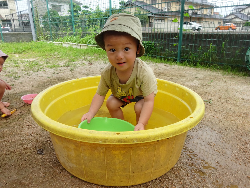 泥んこ遊びをしている子ども (1)