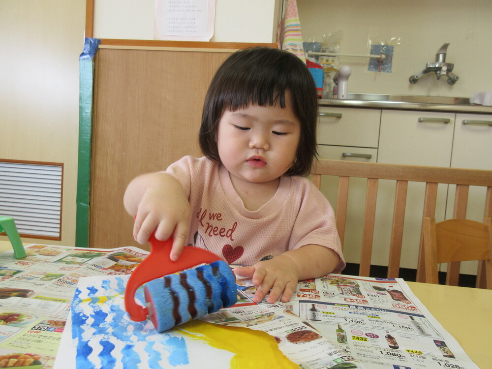 ローラーで色を塗る様子