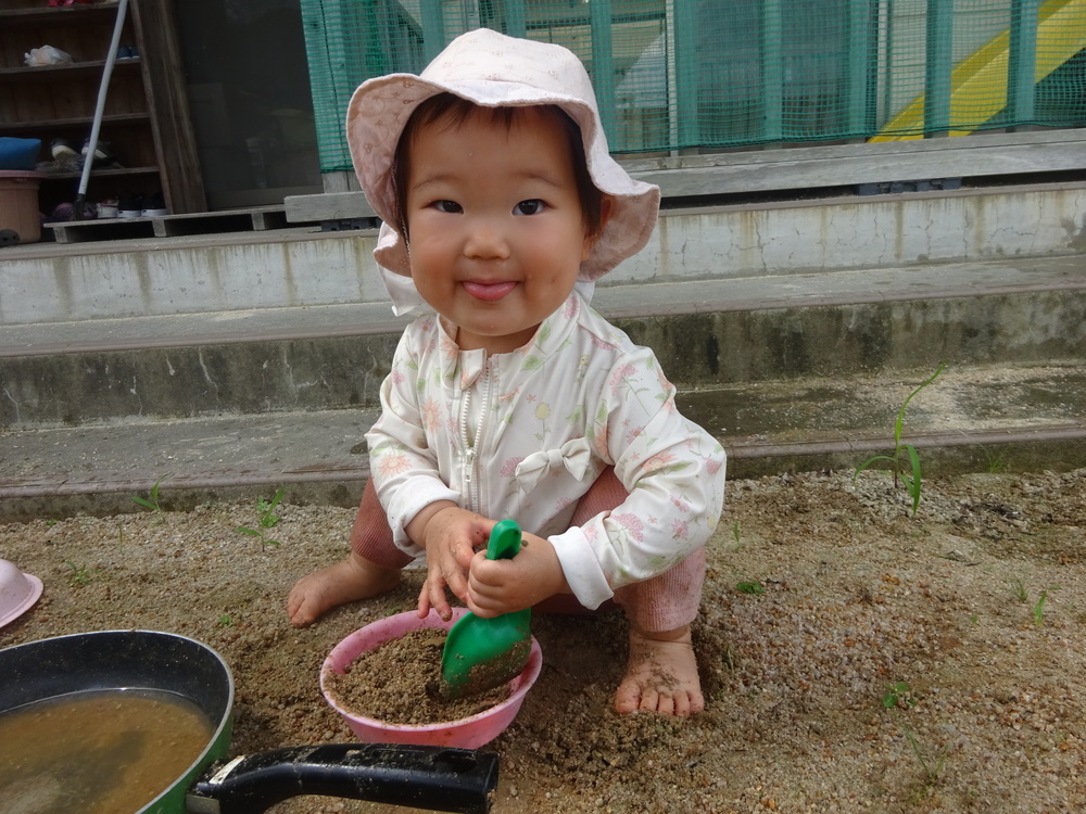 泥んこ遊びをしている子ども (3)