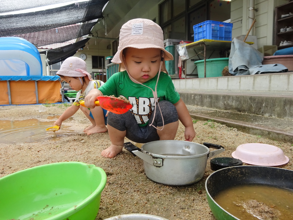 泥んこ遊びをしている子ども (4)