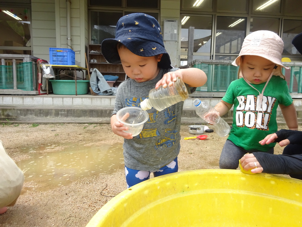 泥んこ遊びをしている子ども (5)