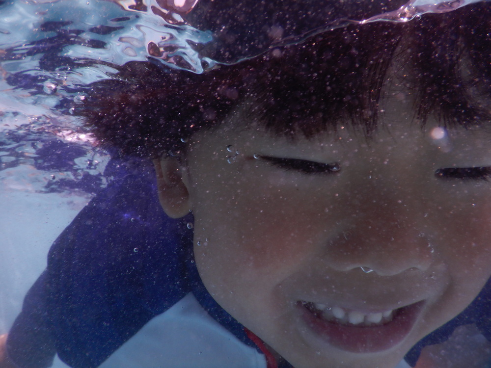 水中で目を開けている