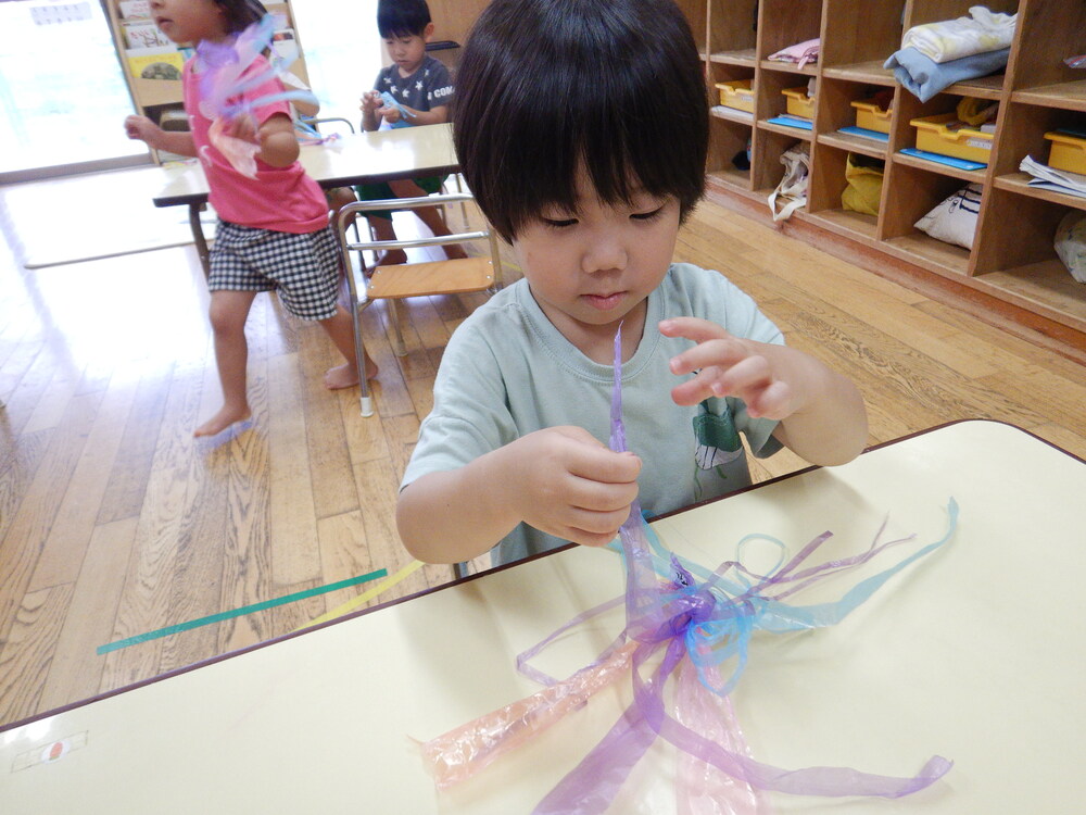 すずらんてーぷをさく男の子