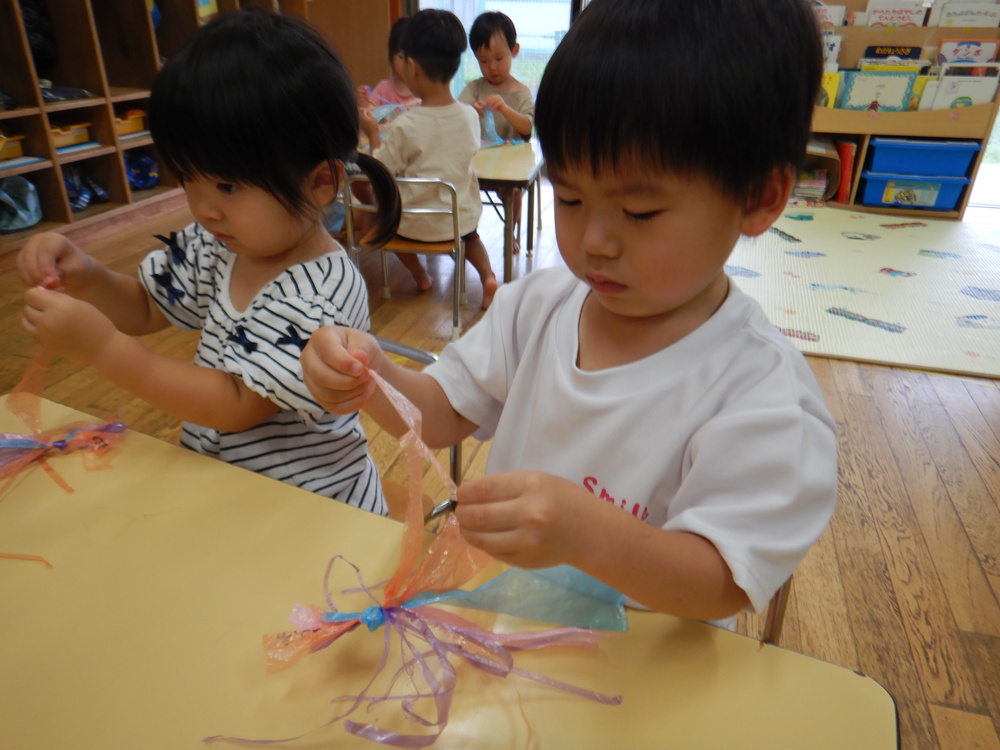 すずらんてーぷをさく子ども