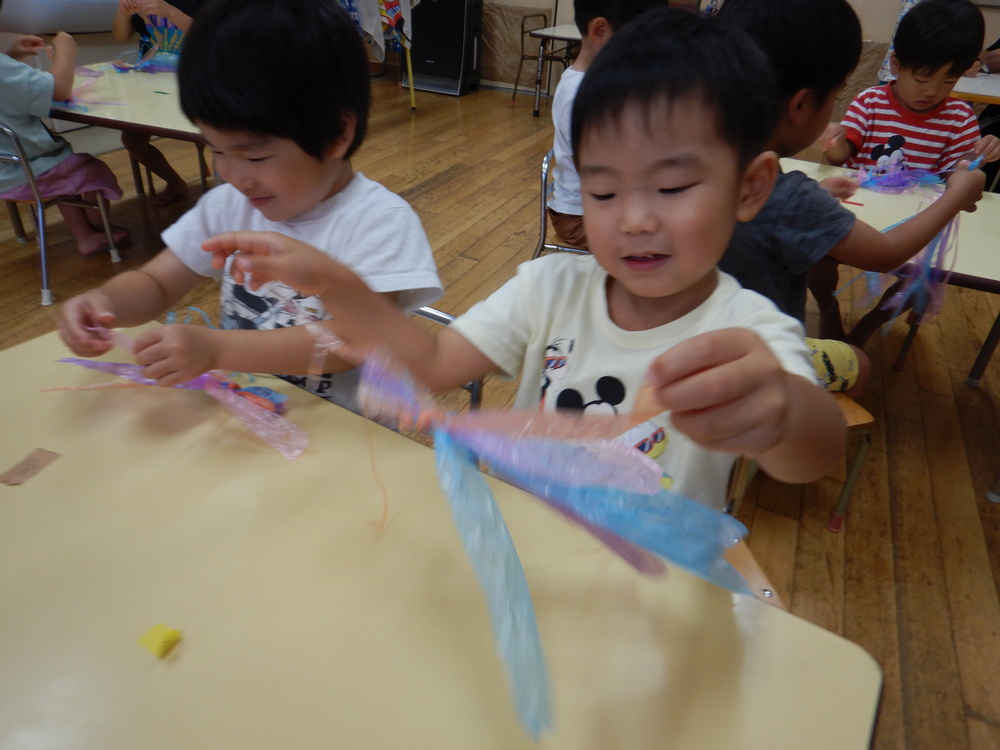 すずらんてーぷをさく子ども
