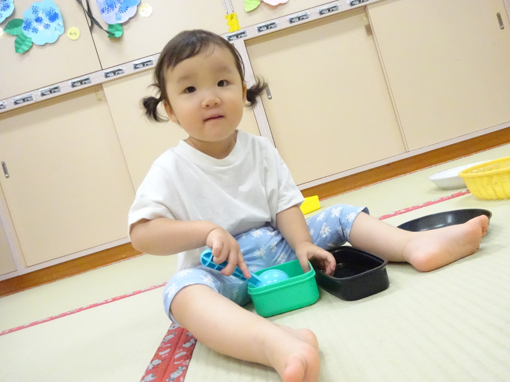 ままごとをする子ども (1)