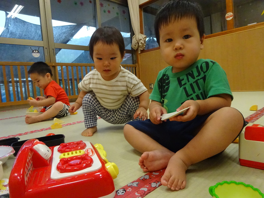 ままごとをする子ども (2)