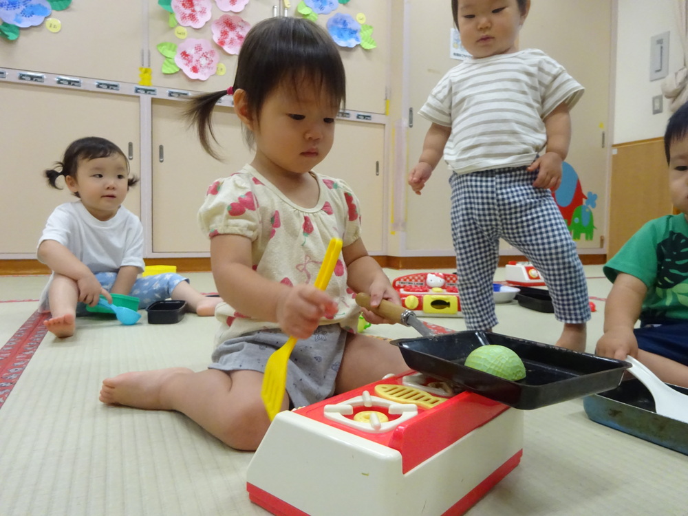 ままごとをする子ども (3)