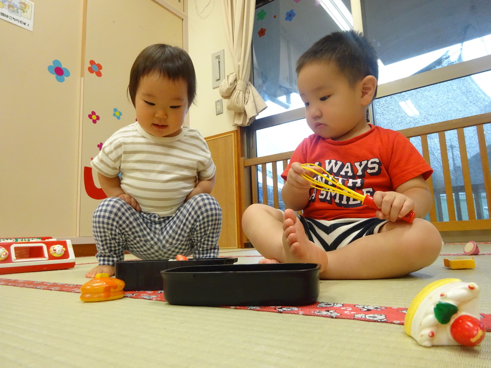 ままごとをする子ども (4)