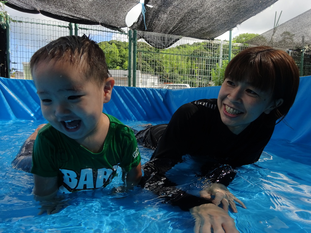 プール遊びをしている子ども (2)