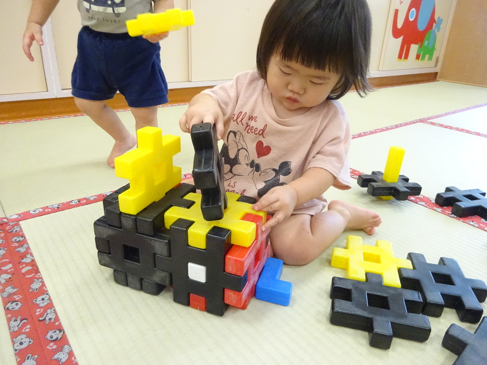 ブロックで遊ぶ子ども (1)