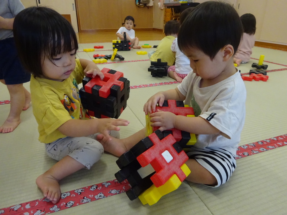 ブロックで遊ぶ子ども (2)