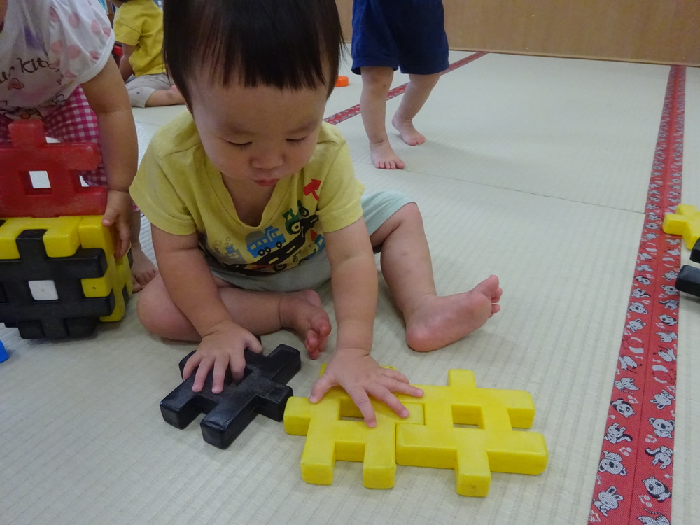 ブロックで遊ぶ子ども (3)