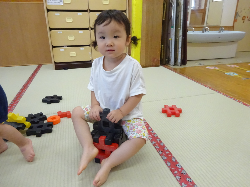 ブロックで遊ぶ子ども (5)