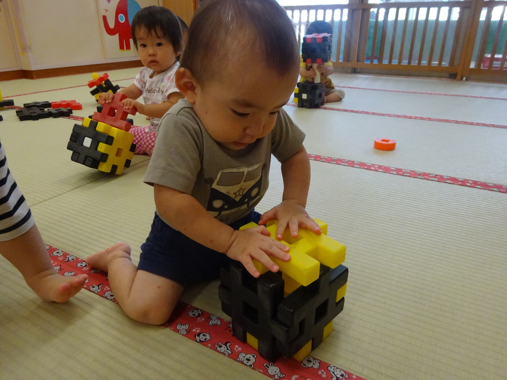 ブロックで遊ぶ子ども (6)